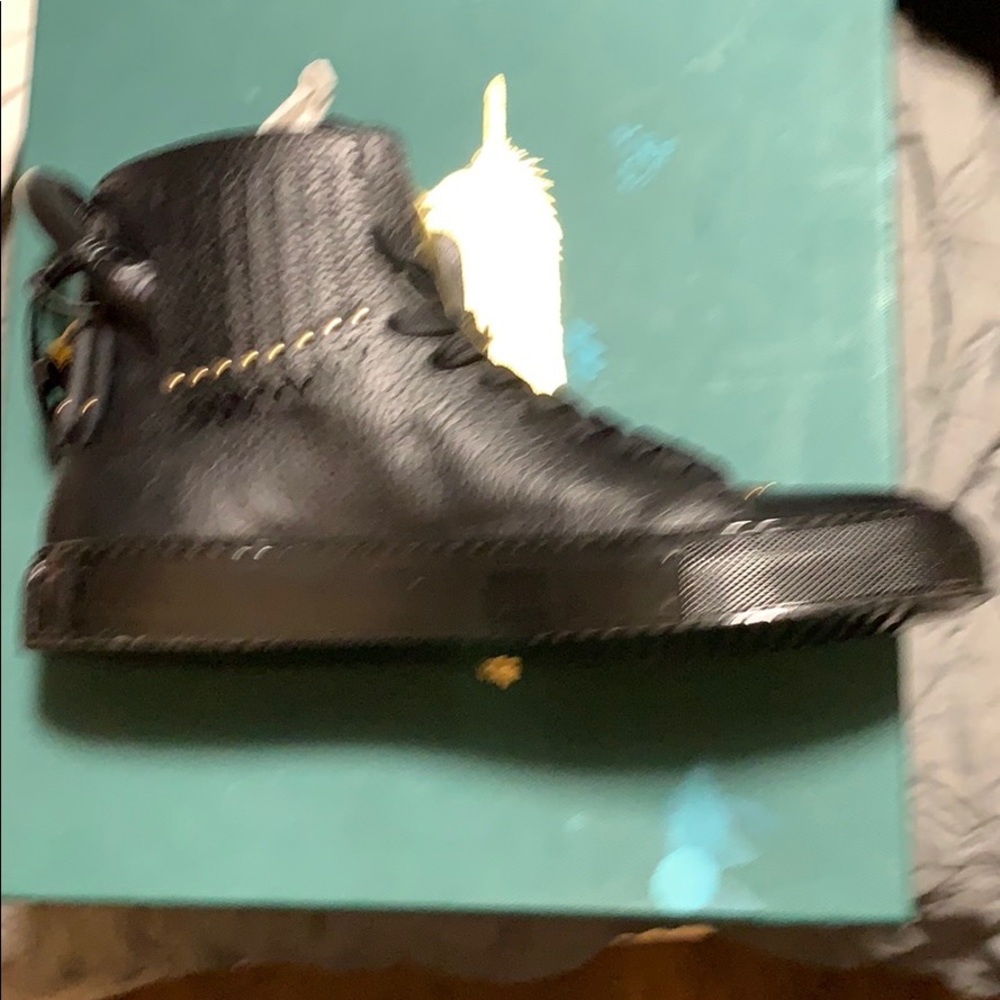 Shoes - Picture 2 of 8